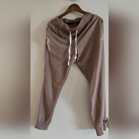 O'Neill brand. Tan joggers. Size medium. Elastic waist. Ribbed cuffs. - Picture 9 of 10